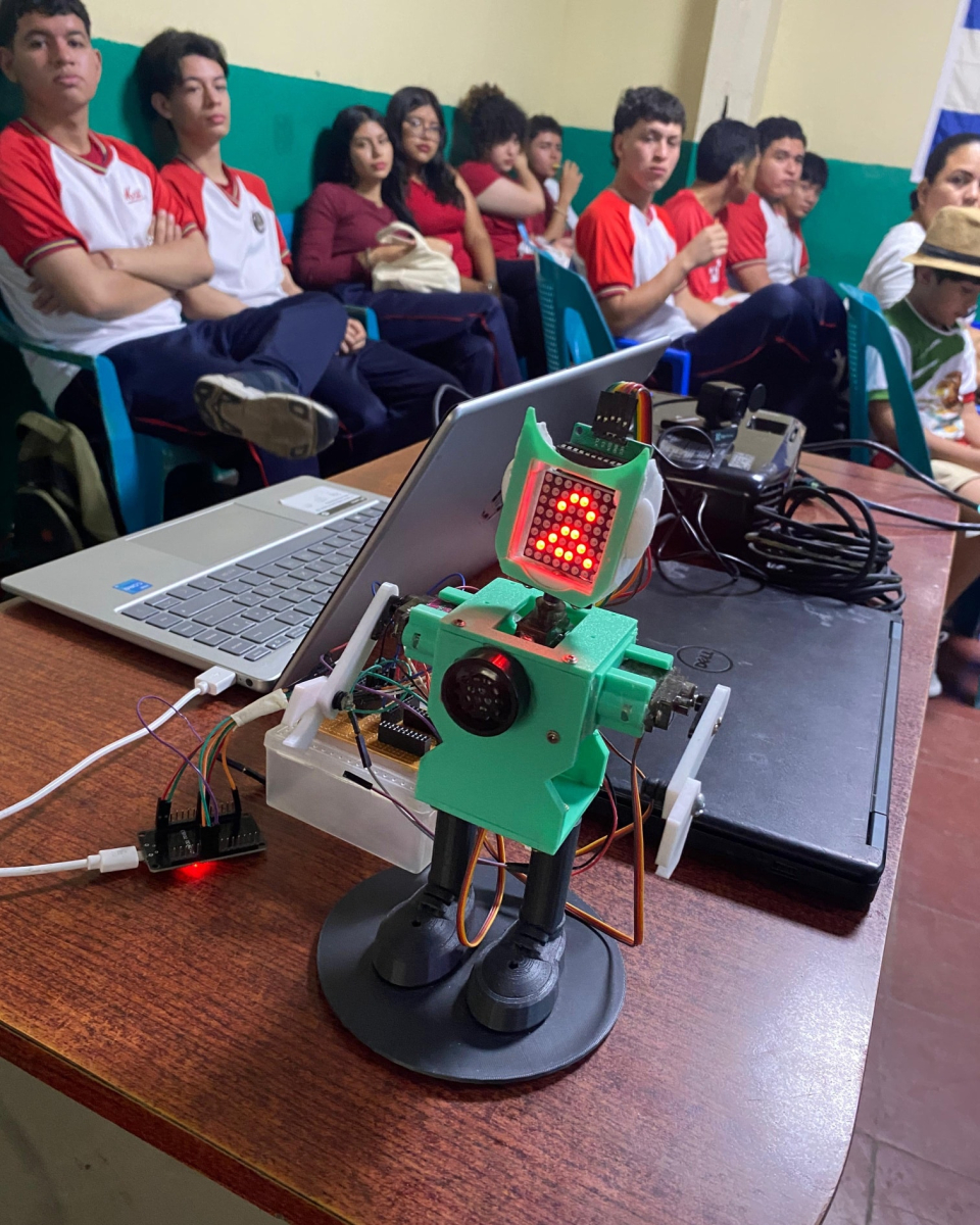 Evento: Feria de logros Tema: Detección de emociones con Python para el uso en los salones de clasesFecha: 26/10/2025Organizado por: Colegio Mati