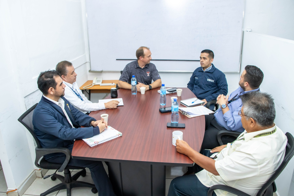 visita del Dr. Shane Walker de Texas Tech University! La Dirección de Investigación de la UNIVO, junto a Facultad de Ciencias Agropecuarias, el Dr. Walker está llevando a cabo una investigacies para mejorar la calidad de agua para El Salvador.