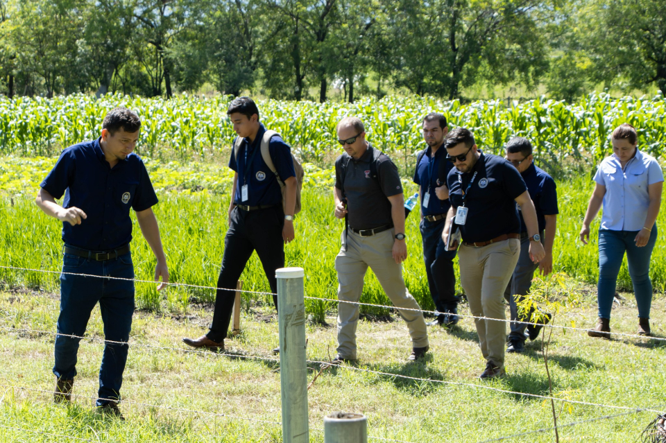 visita del Dr. Shane Walker de Texas Tech University! La Dirección de Investigación de la UNIVO, junto a Facultad de Ciencias Agropecuarias, el Dr. Walker está llevando a cabo una investigacies para mejorar la calidad de agua para El Salvador.