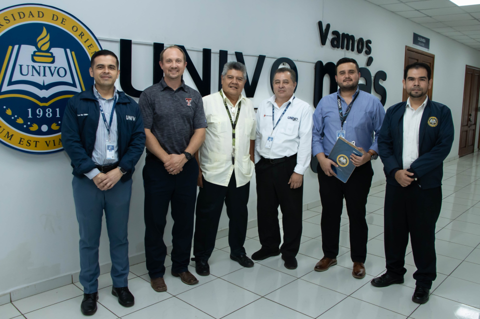 visita del Dr. Shane Walker de Texas Tech University! La Dirección de Investigación de la UNIVO, junto a Facultad de Ciencias Agropecuarias, el Dr. Walker está llevando a cabo una investigacies para mejorar la calidad de agua para El Salvador.